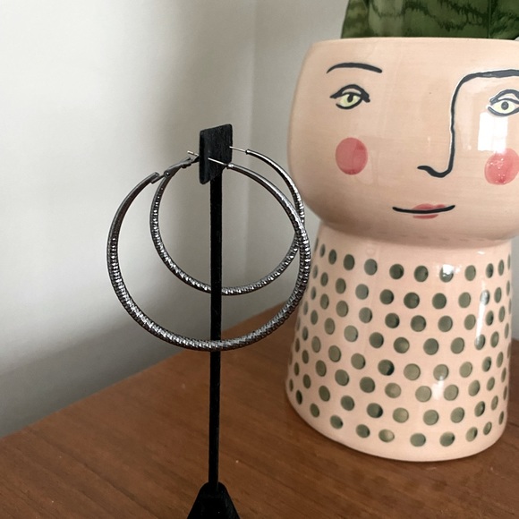 SET OF 2 XL HOPP EARRINGS - Picture 2 of 11